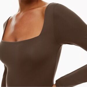 Babaton square neck contour long sleeve cropped